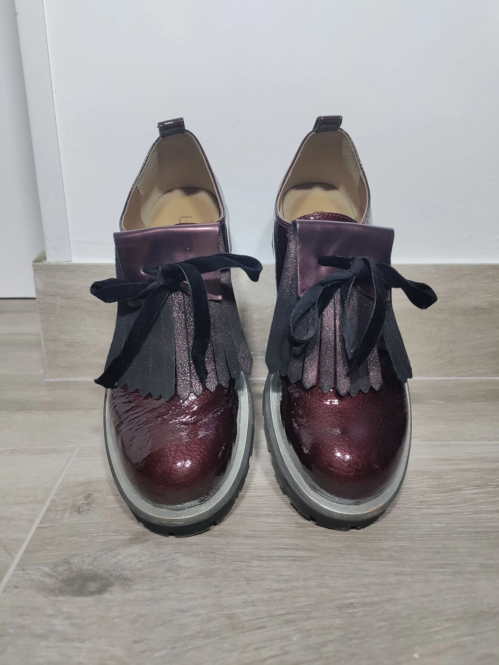Zapatos Unisa burdeos charol con flecos y suela track – Talla 39 – photo 3